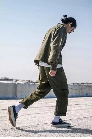 工裝風(fēng)也挑人，不同工裝單品穿搭技巧，30+也能穿出酷帥少年感
