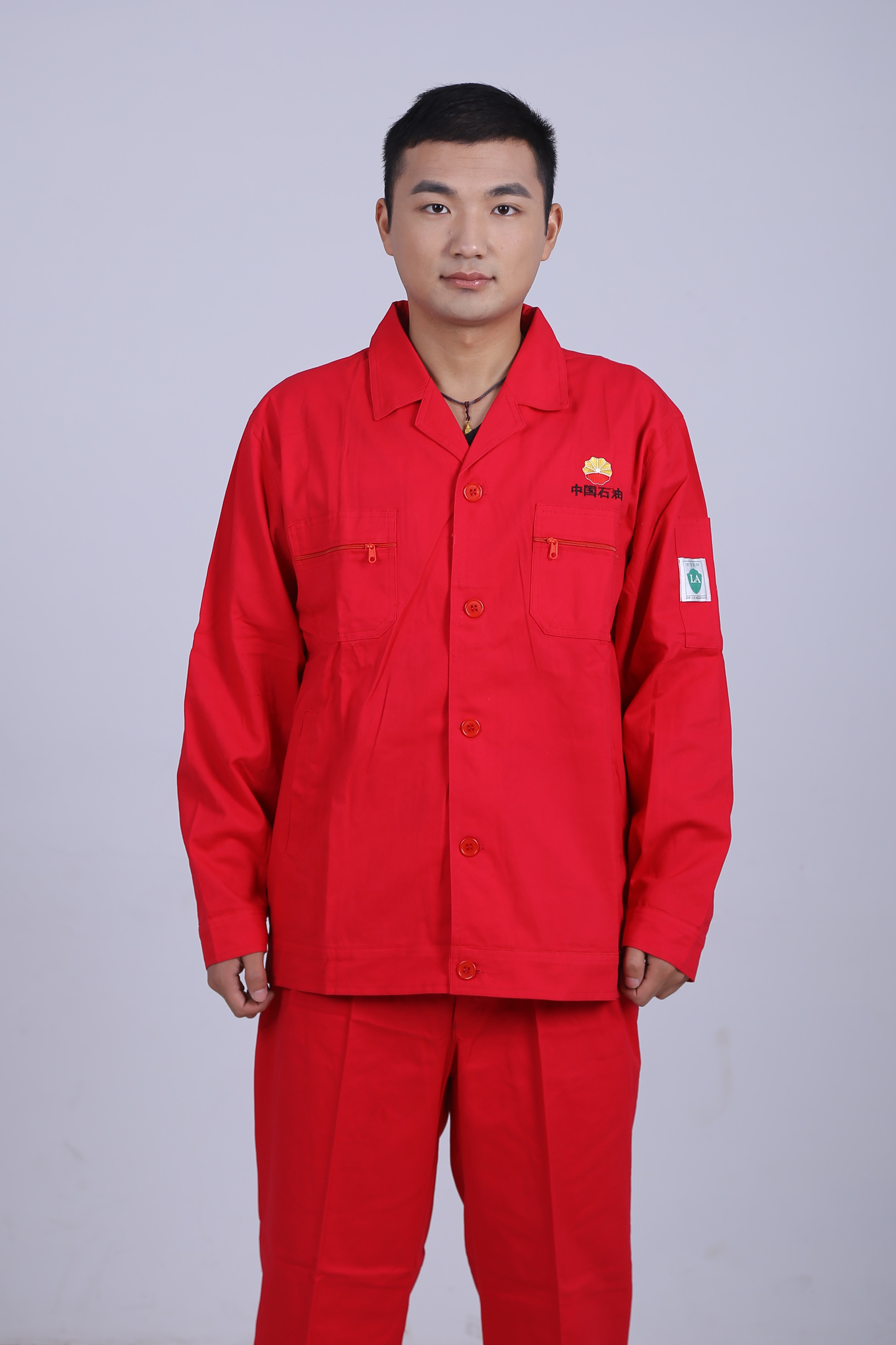 石油工作服為什么是紅色_黑色面包服短款紅色圍巾圖片_敬酒服必須是紅色嗎